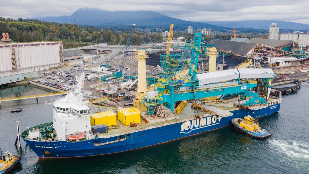 The shiploader for the Neptune Bulk Terminal arrives on site.