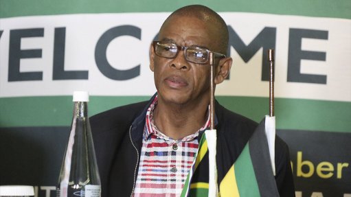  Magashule hands himself over to the Hawks 