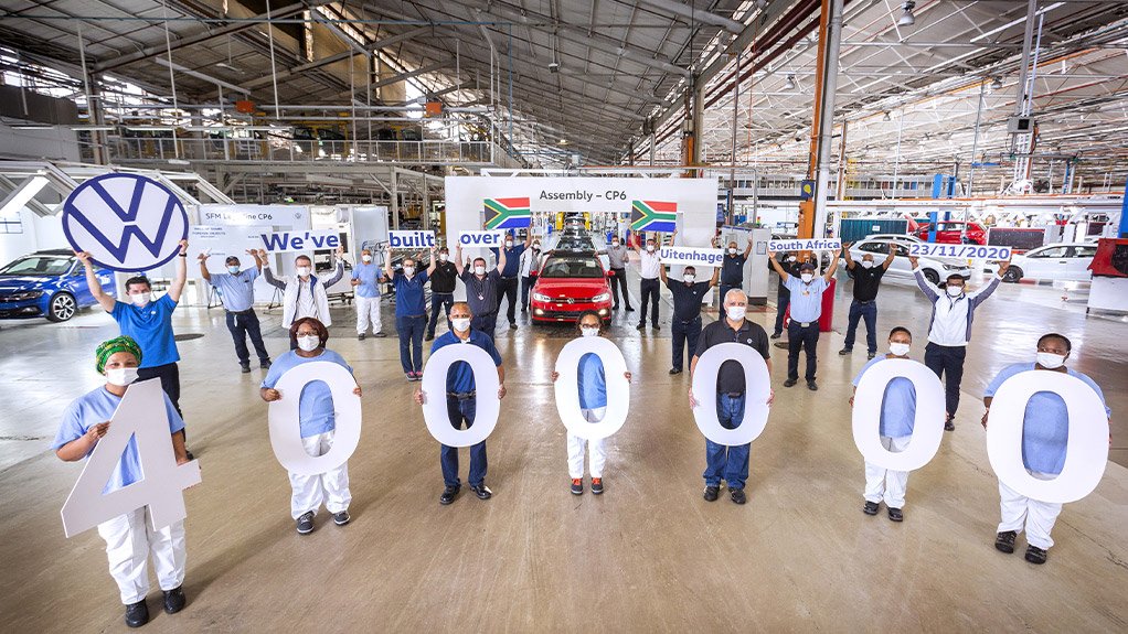 VWSA has celebrated the milestone of more than 4 million vehicles manufactured at its plant in Uitenhage. Pictured here is VWSA’s Chairman and Managing Director Dr Robert Cisek (left, holding the Volkswagen logo) with production employees.