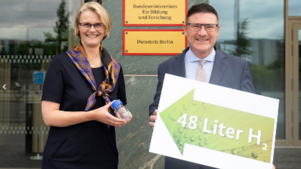 Federal Research Minister Anja Karliczek and Innovation Commissioner ‘Green Hydrogen‘ Dr Stefan Kaufmann: Small bottle, huge effect. Sufficient energy to supply a refrigerator for a day – 48 litres of hydrogen are bound in this 80 ml liquid, referred to as liquid organic hydrogen carrier or LOHC. Dr Kaufmann was in South Africa earlier this month. © BMBF/Hans-Joachim Rickel