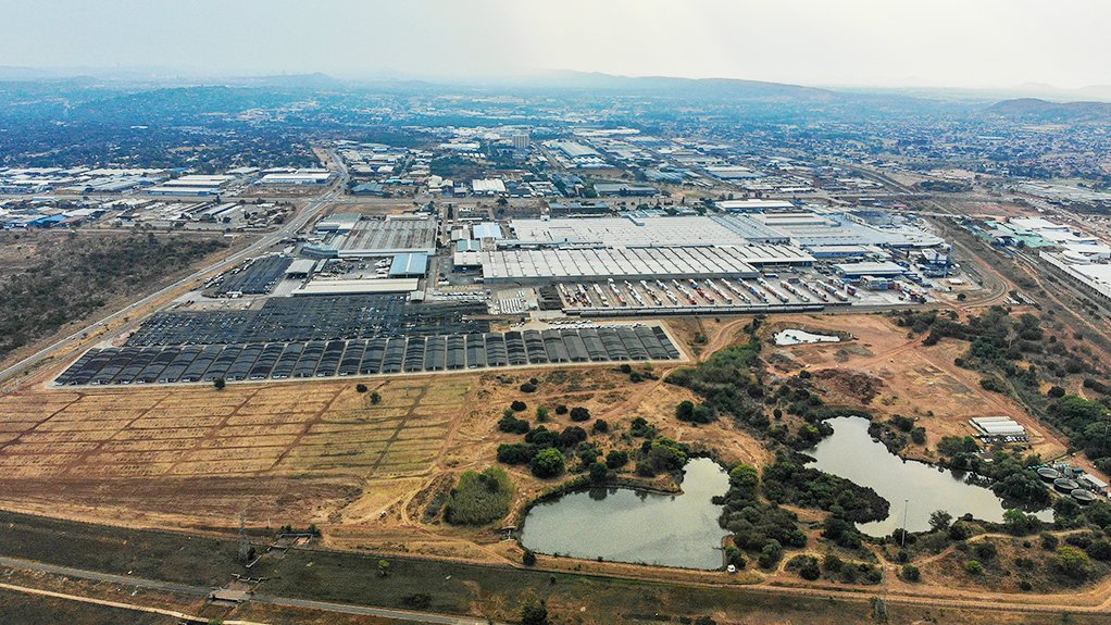 FAR AND WIDE
By the end of August, more than 95 000 m2 of the main site adjacent to FMCSA’s Silverton assembly plant had been cleared
