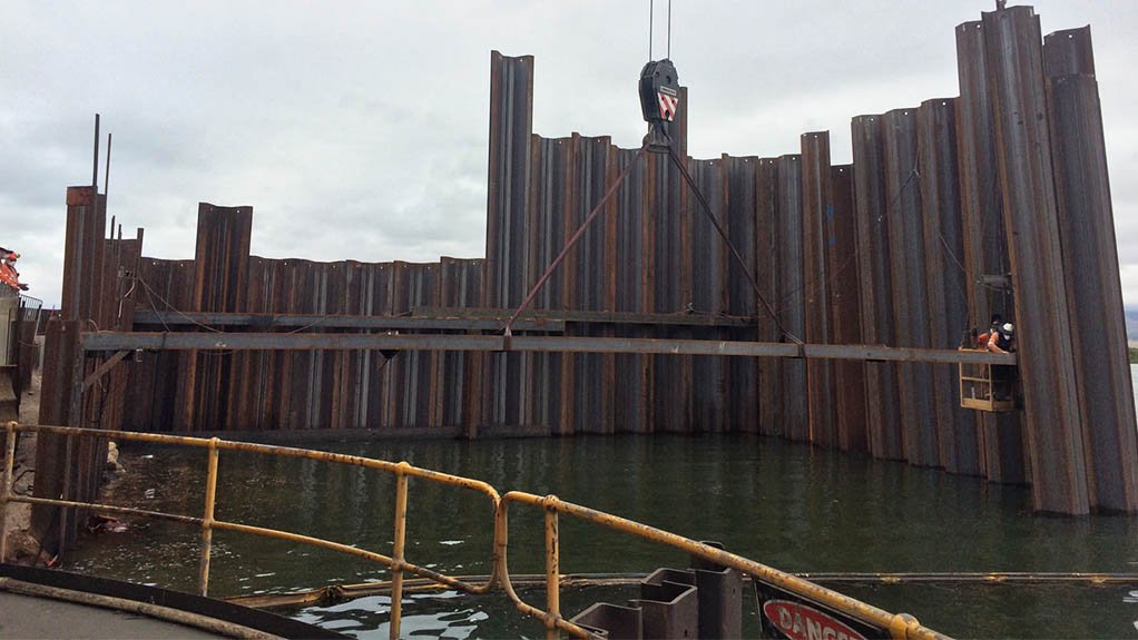Steel sheet piles from Pilequip, used in a marine project
