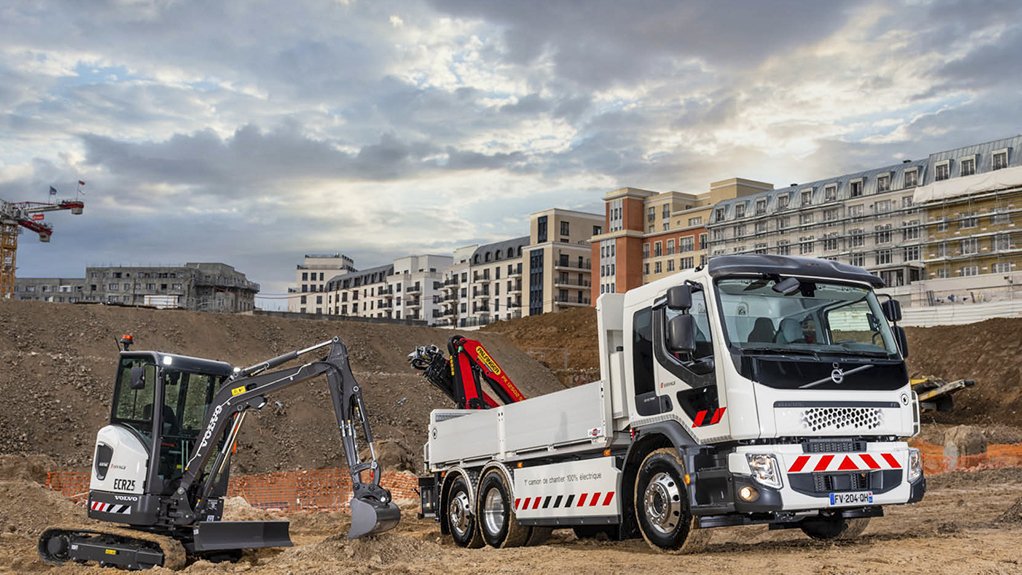 FIRST STEP 
This first delivery in France represents – for both Volvo CE and Volvo Trucks – an important and real step on the way to zero emissions 
