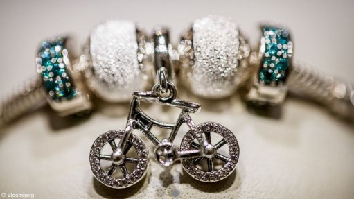 World’s biggest jewellery maker will no longer use mined diamonds