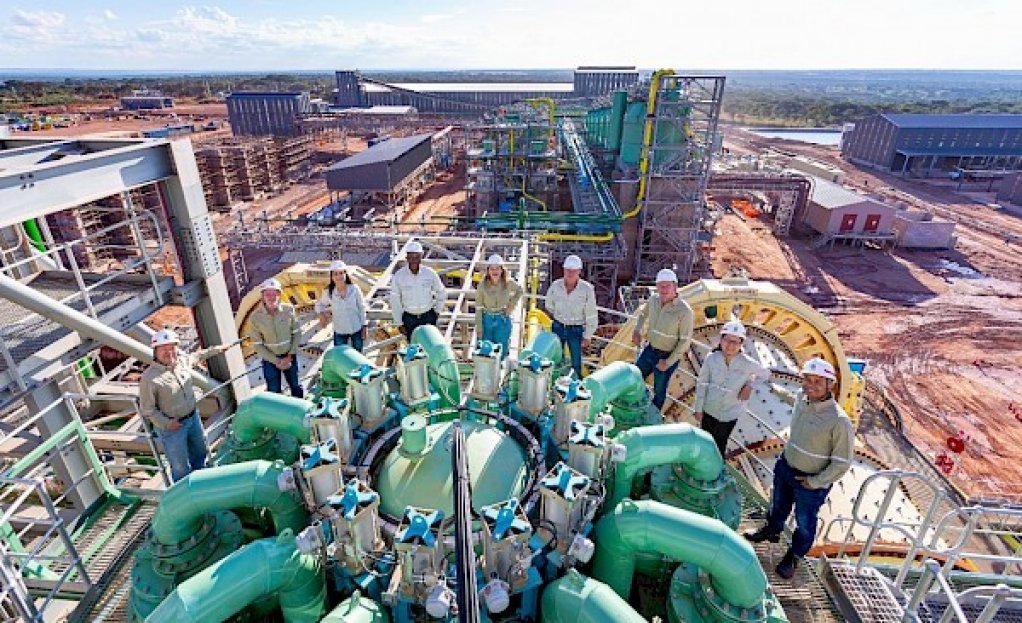 Members of Ivanhoe’s and Kamoa-Kakula’s multinational senior management teams at Kakula’s Phase 1 concentrator’s pneumatic control valves.