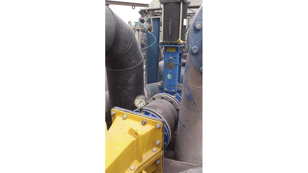 A pressure gauge is fitted to each Cavex hydrocyclone, shown here with the Linatex slurry hose and Isogate knife gate valve
