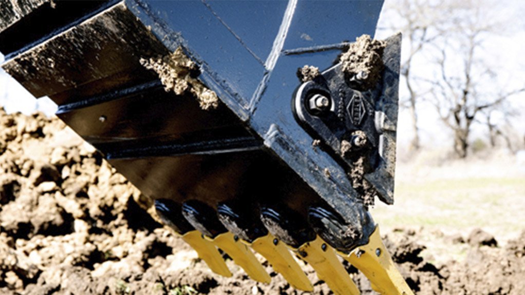 BARING ITS TEETH
The new Kprime Tooth System fitted to Komatsu Excavators are stronger and longer lasting than previously fitted teeth