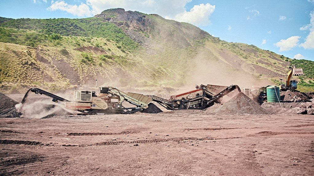 The complete Metso mobile crushing and screening train in operation