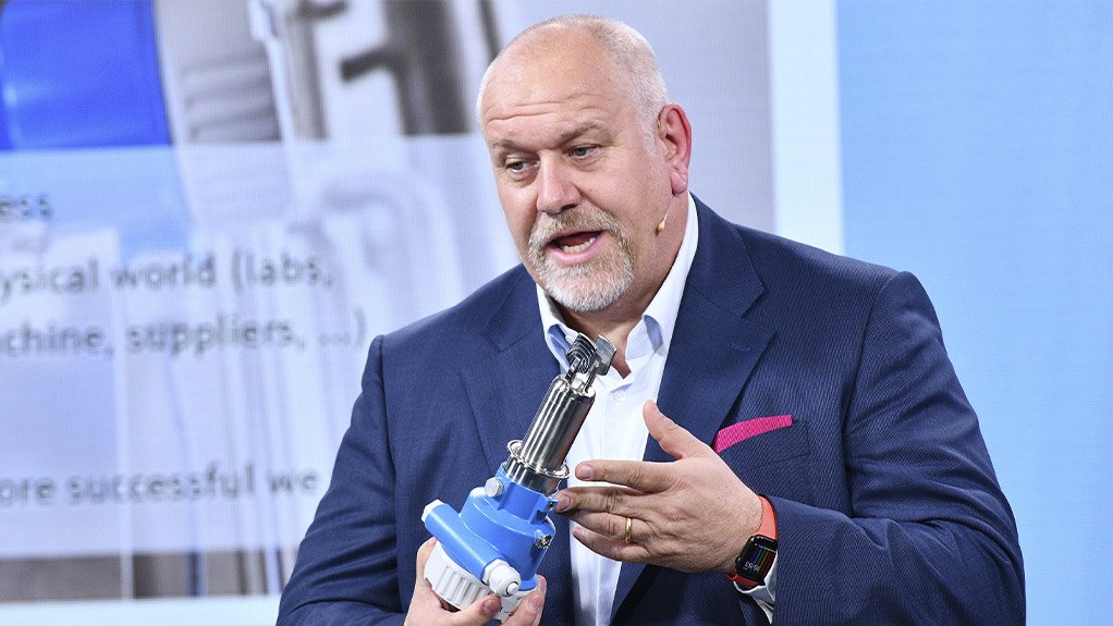 Growth driver: CEO Matthias Altendorf presents a multi-sensor system for monitoring fermentation processes at the 2021 Innovators’ Meeting