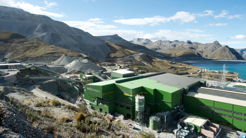 An image showing buildings on a mine site in Peru.