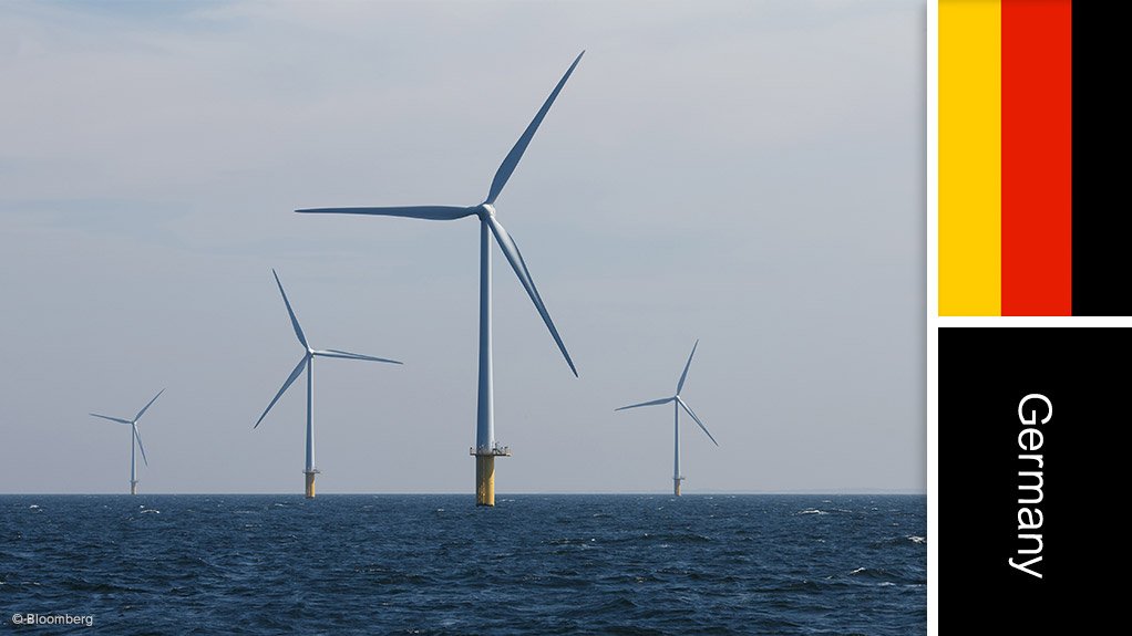 Image offshore wind farm and German flag