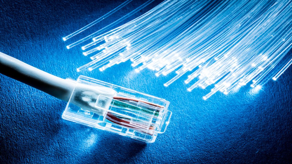 Image: Network cable and optical fibre