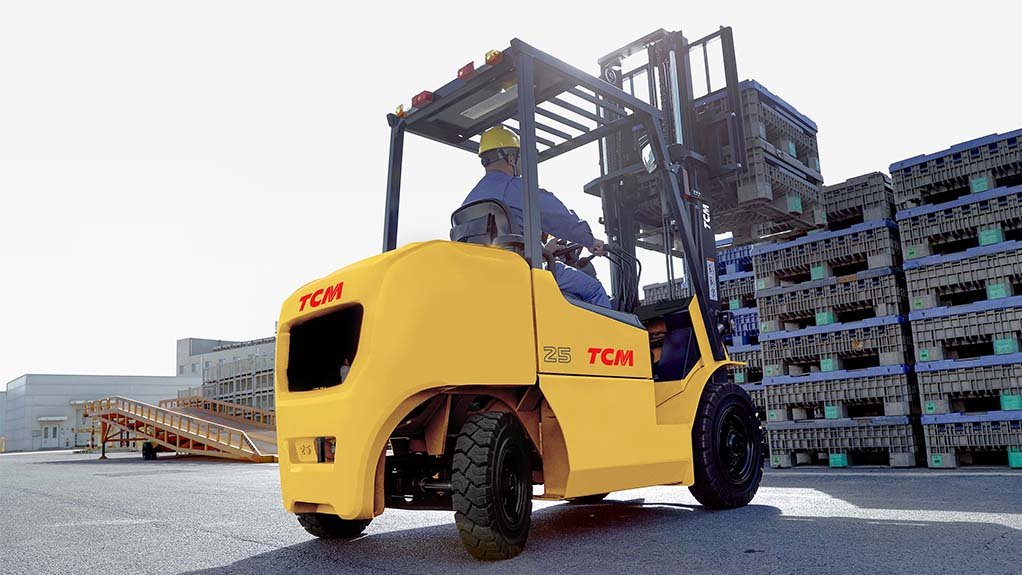 A photo of a TCM T5C internal combustion forklift truck outside