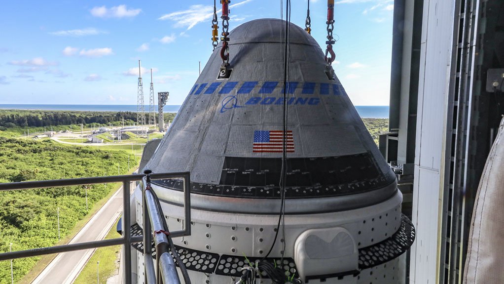 An image of a Starliner capsule on top of the Atlas V rocket in the VIF 