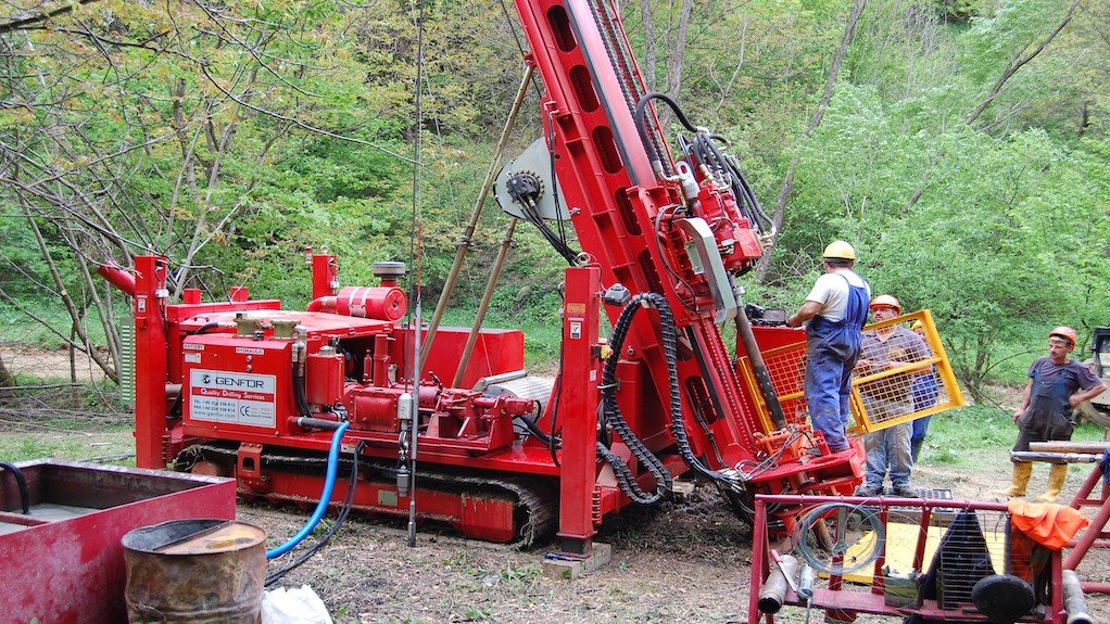 Image of drill rig at the Rovina project