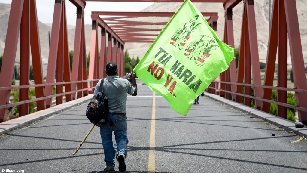 An image showing a person protesting the construction of the Tia Maria project.