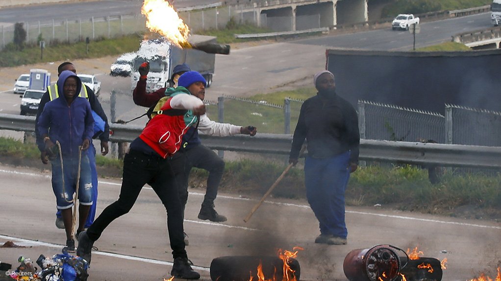 image showing the KZN protesters during the unrest 