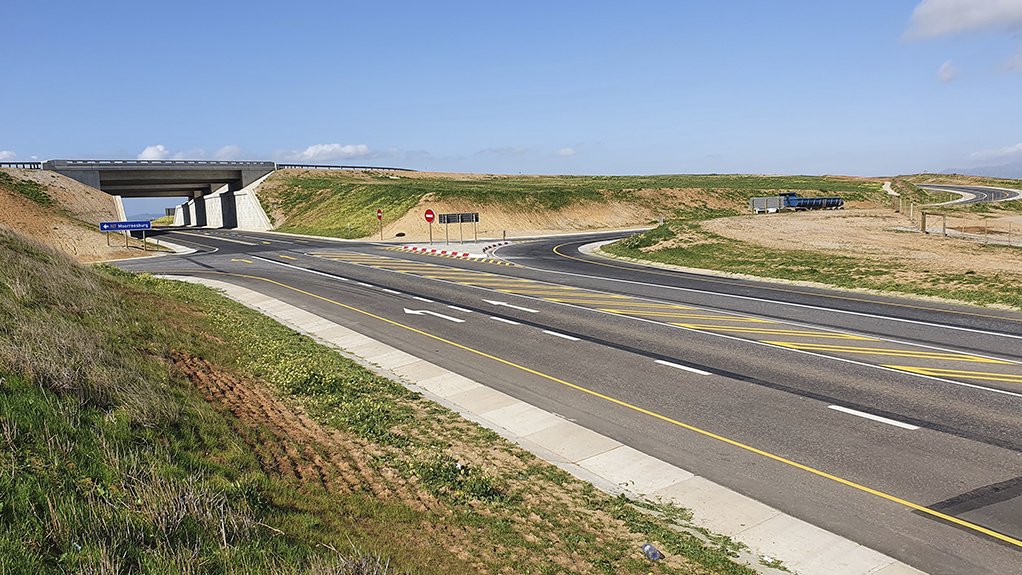 A photo of the Hopefield interchange on the N7 in the Western Cape