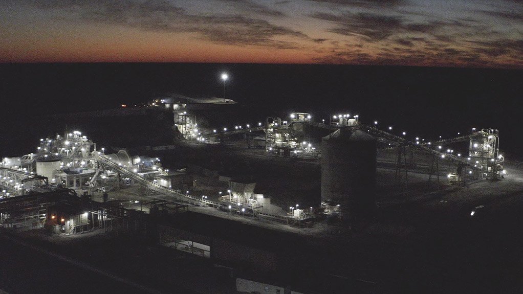 Night picture of Khoemacau Boseto processing plant.