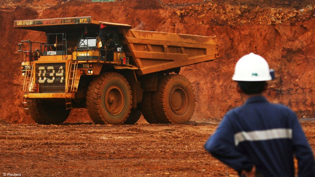 An image of nickel ore being loaded.