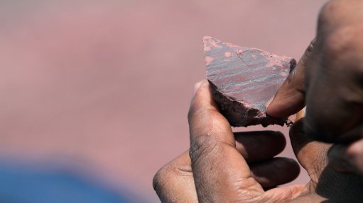 Image of somebody holding manganese ore
