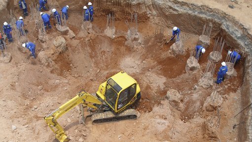 Image of SRK Consulting working on a mine site in West Africa 