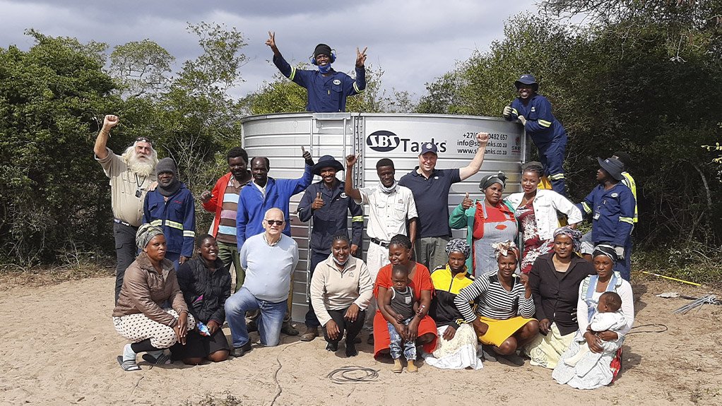 Kingsley Holgate reached out to SBS Group GM, Chester Foster needing a water security solution to support the Tembe Garden project. Pictured with the SBS installation team are Tembe Community members and Ernest Robbertse of Tembe Elephant Park who had been delivering water on a trailer to the community