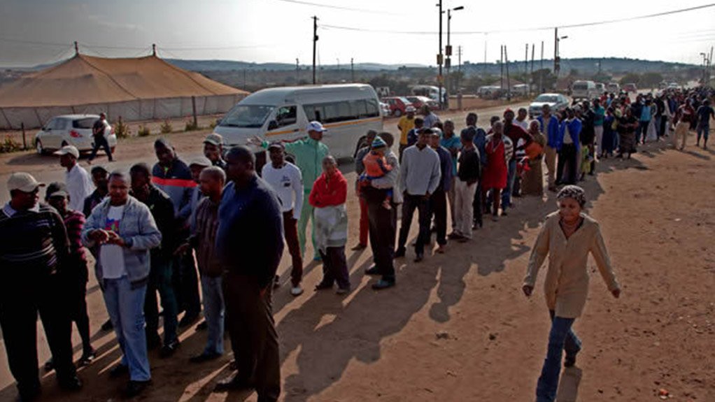 Image of South African voters at the poll station 