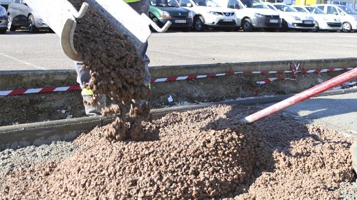 Image of concrete being poured to illustratet that CHRYSO EasyDrain ensures faster discharge and easier placing of concrete