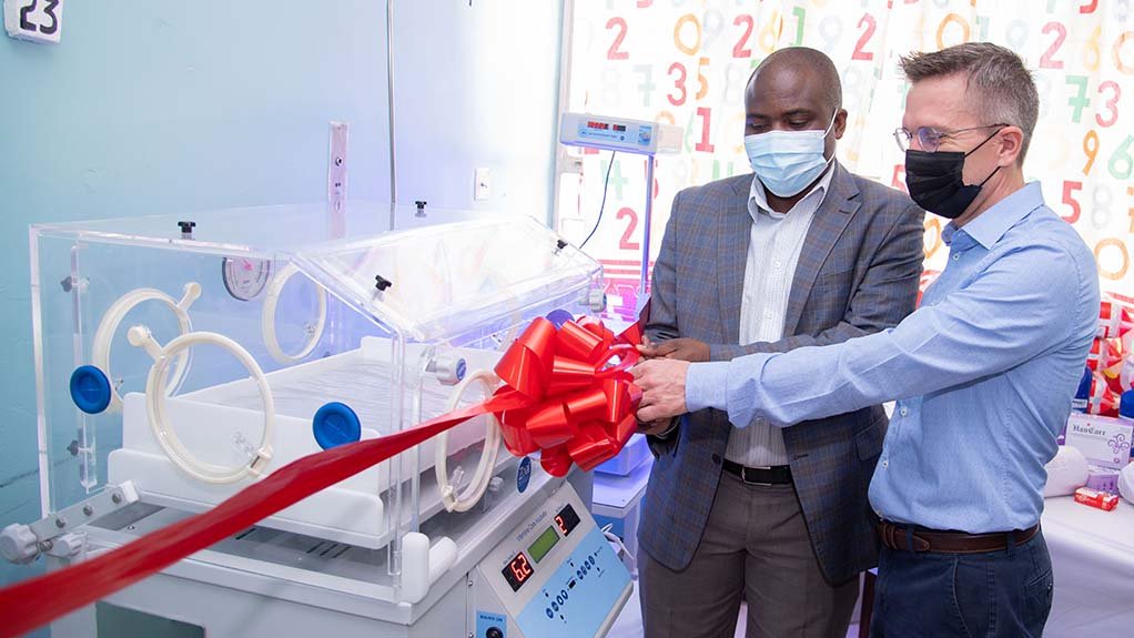 Dr Abidan Chansa, Senior Medical Superintendent at Kitwe Training Hopsital with Eduardo Alonso, Vice President of Sales for Sandvik Central Africa cutting the ribbon