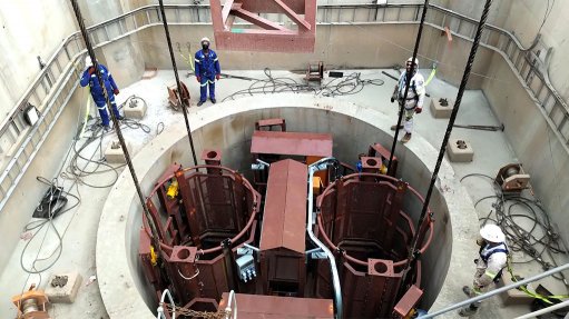 Image of a stage being lowered into the shaft