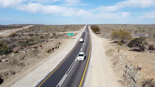 The R75 between Jansenville and Wolwefontein