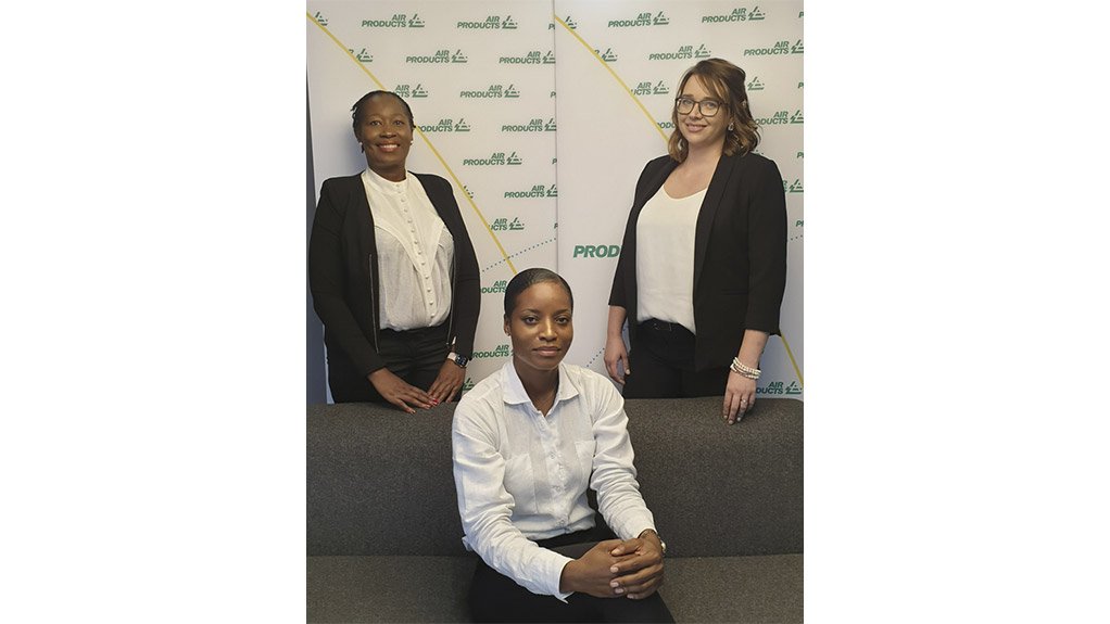 Back: Vuyokazi Mhlwatika and Berndene de Wet
Front: Carine Ganne