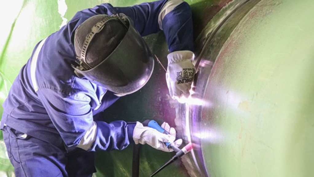 Image of man welding the main circulation pipeline at the Akkuyu NPP