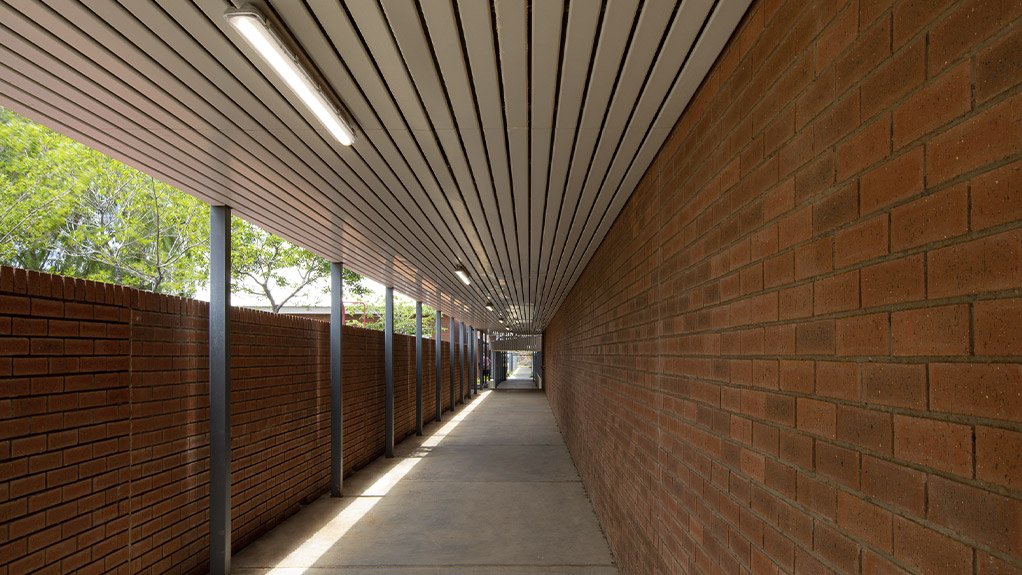The BEKA VAPOURLINE has replaced the previous lighting installation in the outdoor passages
