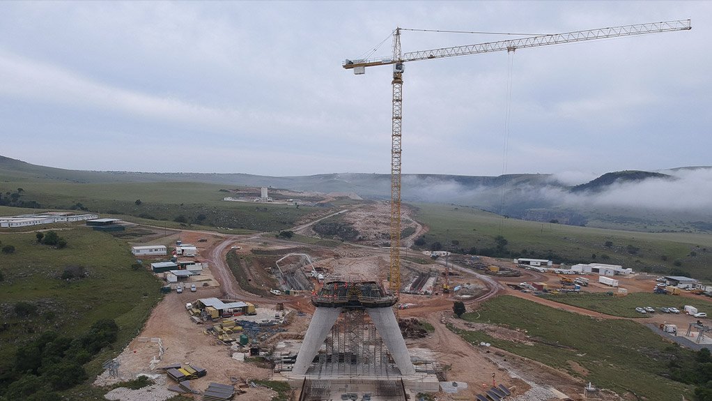 The Msikaba Bridge Project on the new N2 toll road between Port Edward and Umtata achieved an engineering milestone this month, as the legs of the bridge’s south pylon were hydraulically jacked apart