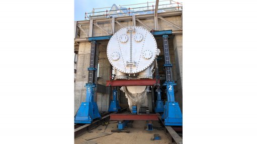 A condenser lift using a hydraulic gantry at a heavy lift job in South Africa