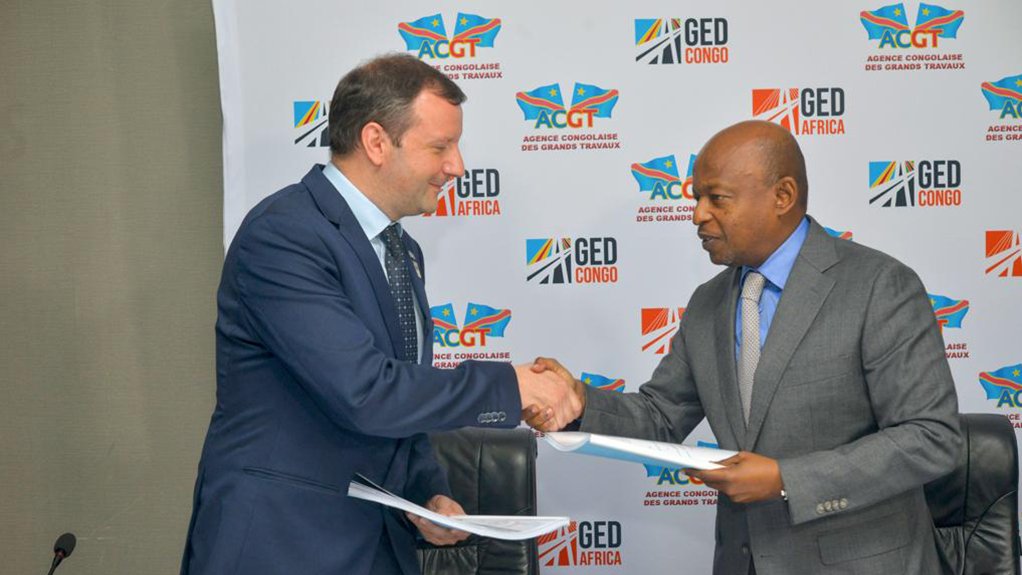 An image of GED Africa Tamás Jászberényi and DRC Infrastructure Minister Gizaro Muvuni Alexis shaking hands during the signing ceremony 