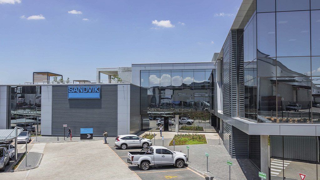 Khomanani is a bespoke facility comprising office buildings and three workshops.