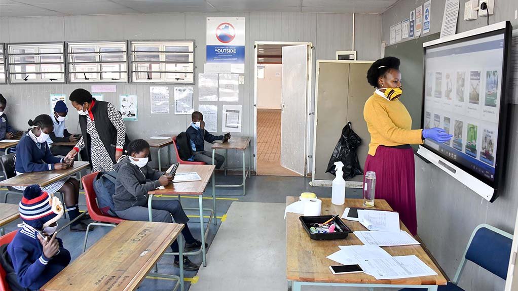 Premier Alan Winde and MEC Debbie Schäfer launches Struisbaai Primary Skills Facility building