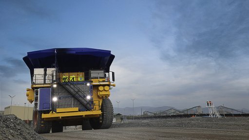 HYDROGEN HAULING: A prototype zero-emission hydrogen-powered mine haul truck was unveiled by Anglo American at the Mogalakwena platinum mine, in Limpopo, this month. The truck is capable of carrying a 290 t payload and generates more power than its diesel predecessor. A 2700 hp diesel engine has been replaced with eight parallel fuel cells, totalling 837 kW, and a 1.2 MWh lithium-ion battery. The haul truck has been described as an important step in the group’s pathway to carbon-neutral operations by 2040.
