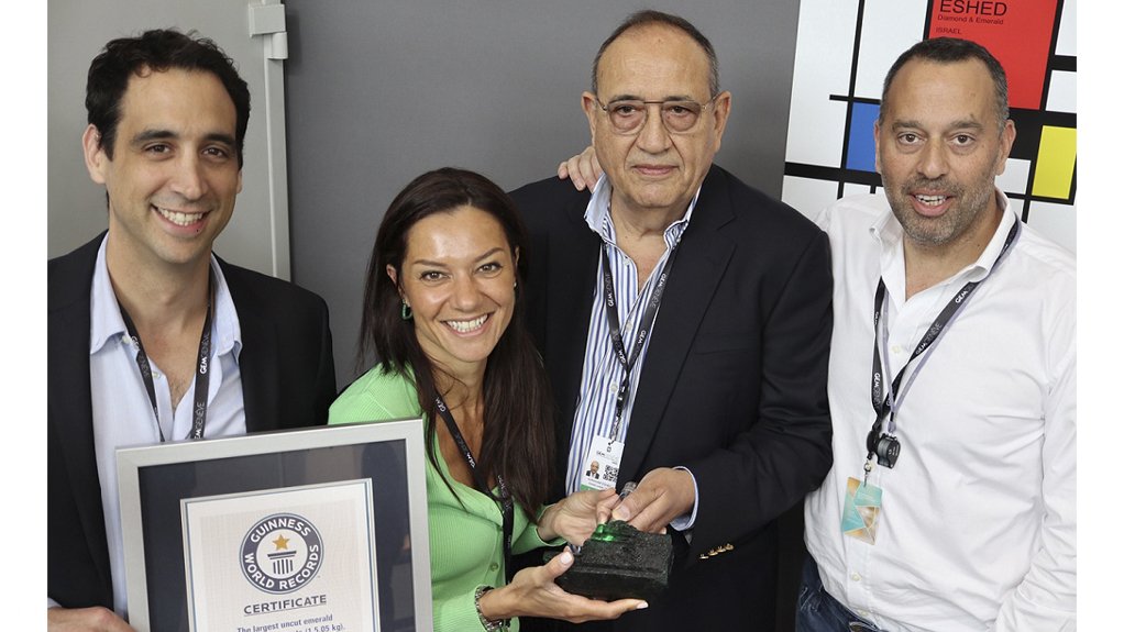 At Gem Geneva with Chipembele and the Guinness World Record certification, from the left are Liran Eshed (Eshed – Gemstar), Elena Basaglia (Gemfields), Avraham Eshed and Lior Eshed (Eshed – Gemstar).