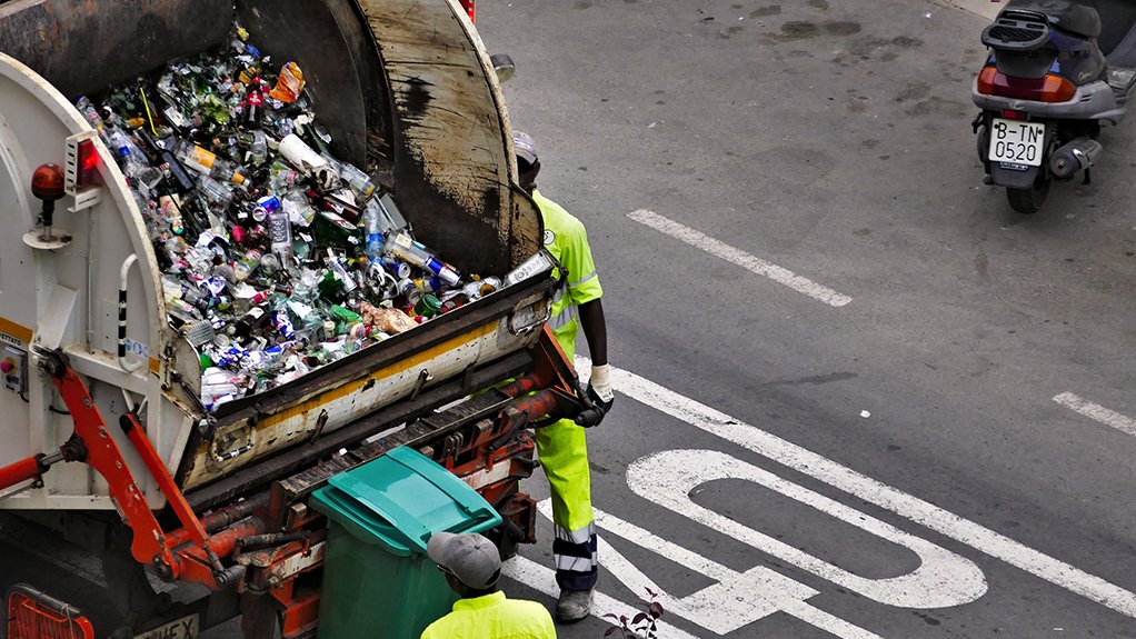 Image of a truck collecting municipal waste