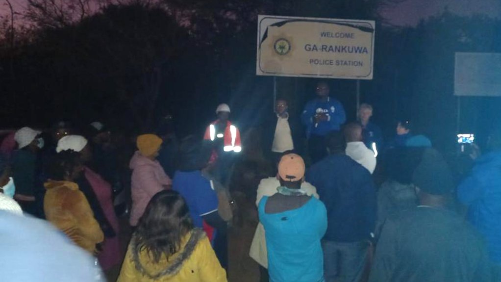 DA joined Ga-Rankuwa community members picketing outside Ga-Rankuwa Police Station which has had no power since October last year