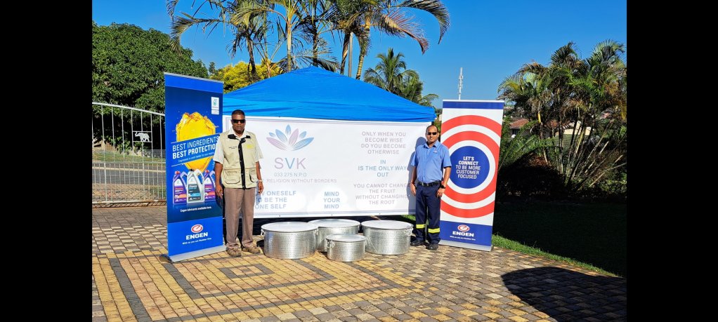 Image of Navin Soudamma from Engen handing over the bulk cooking pots to Sri Vishnu Kutambhakam founder, Vishnu Govender