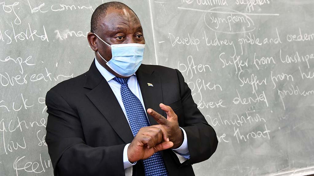 Image of President Cyril Ramaphosa wearing a mask