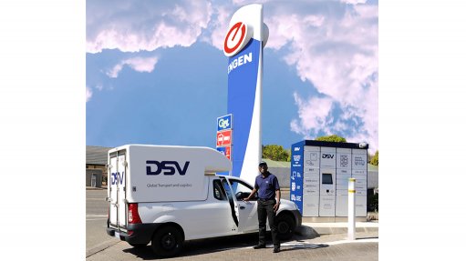 Image of Engen filling station and DSV courier van to show that Engen and DSV have partnered to offer courier services 