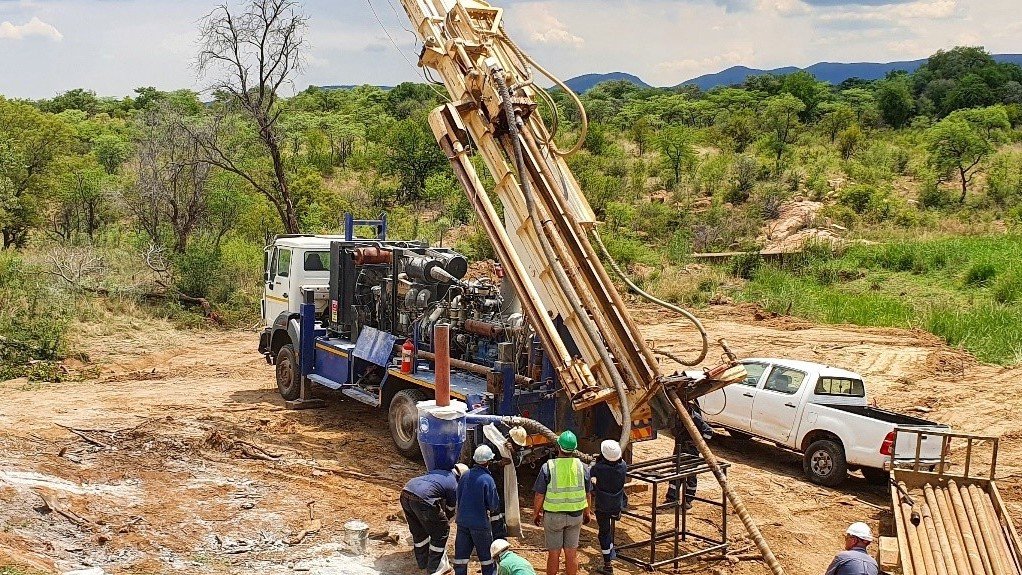 Image of drill rig at the Thorny Hill project
