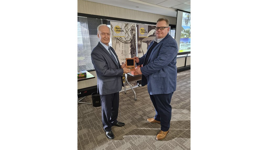 Henry Laas, CEO of Murray & Roberts, presenting Tony Pretorius, Murray & Roberts Cementation ETD executive, with an award for outstanding safety performance at the Murray & Roberts Training Academy
