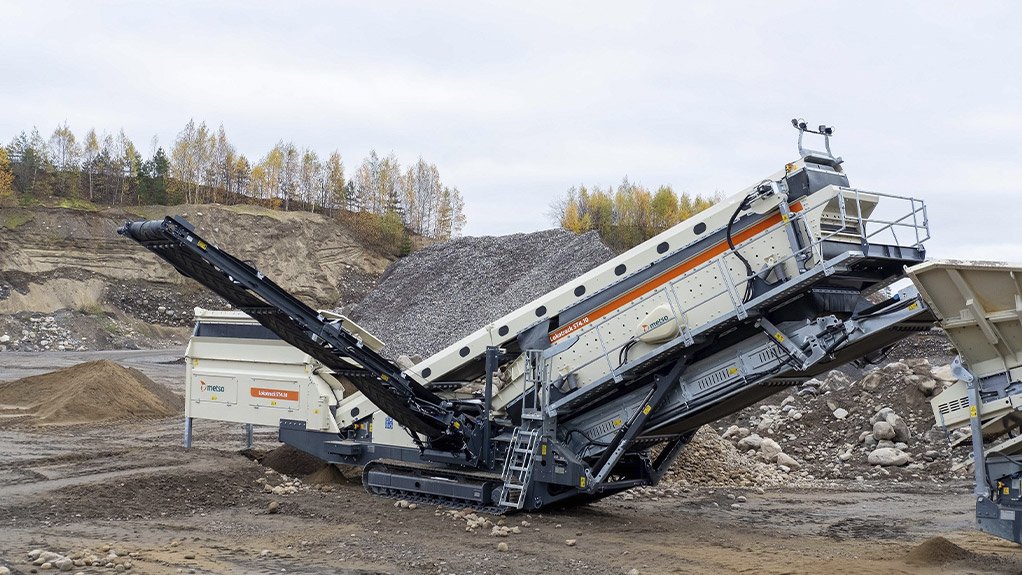 The Lokotrack® ST4.10™ mobile screen has an extensive 9 m2 screening area and is especially designed for large-scale aggregate screening producing four end products